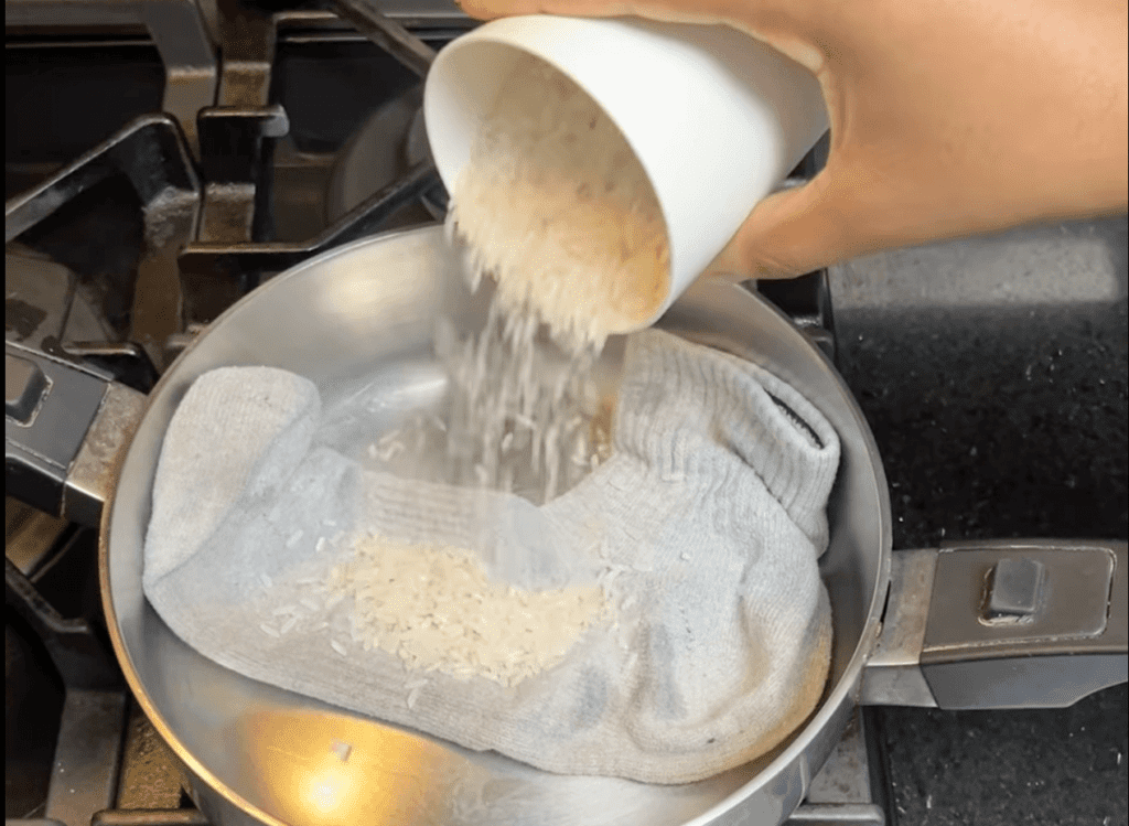 Calienta un calcetín con arroz en la estufa y esto sucede!